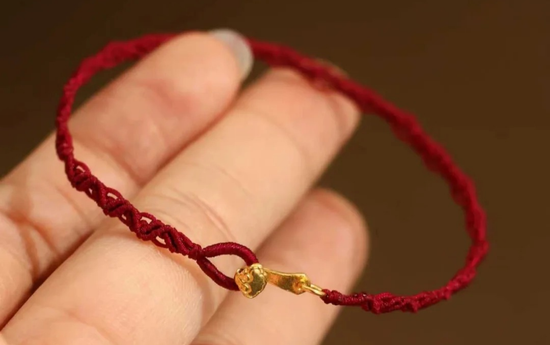 A red cord, a wisp of fragrance.
